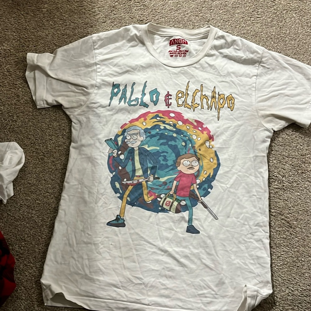 White shirt with Pablo and elchapo drawing in the front
